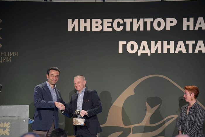 Министър Лорер връчи голямата награда на директора на "Балканфарма Дупница" Генади Мукомолов
