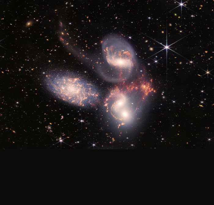Група от пет галактики, които изглежда, че са близо една до друга в небето: две в средата, една в горната част, една в горния ляв ъгъл и една в долната част се виждат в мозайка или комбинация от близки и средни инфрачервени данни от космическия телескоп Джеймс Уеб на НАСА.