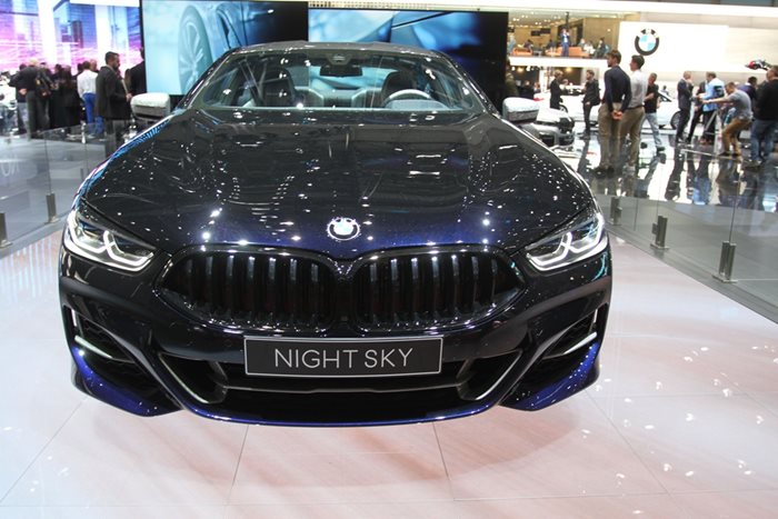 Уникалното BMW Individual M850i Night Sky е с елементи от метеоритен каменен материал. От извънземен произход е и дизайнът на тавана, на средната конзола, на спирачните дискове, както и на корпусите на огледалата и на други компоненти в екстериора.