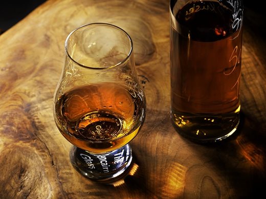 Рядка бутилка ирландско уиски беше продадена на търг за 23 000 евро