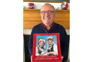 Ив в дома си в Монреал, Канада, около 2018 г. В ръце държи "Червеният албум" - един от първите записи, които продуцира с Балкантон през 1970 г.