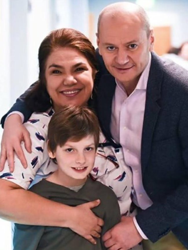 Милошев с Марта Вачкова и малкия Митко, който играе ролята на Коко в сериала.