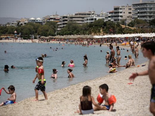 Температурни рекорди в Гърция, плажовете са пълни (Снимки и видео)
