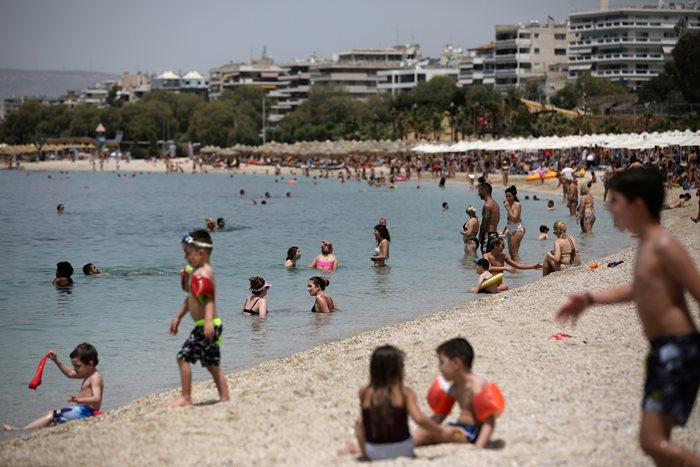 Рекордно високи температури в Гърция напълниха организираните плажове, които отвориха от днес СНИМКИ: Ройтерс