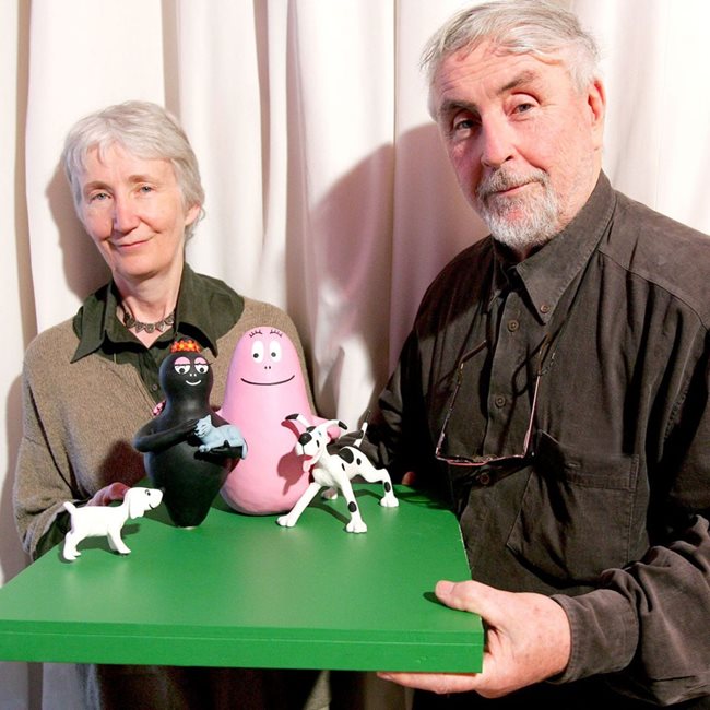 Създателите на анимационното семейство Талъс Тейлър и Анет Тисон позират с една от играчките с герои от барбароните преди смъртта на Талъс. 