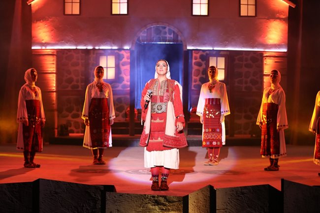 Василиа Петрова, облечена в 200-годишната носия от Егейска Македония

