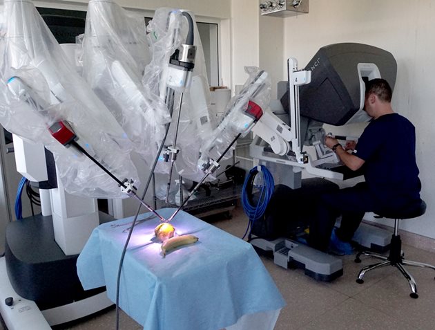 “Майчин дом” бе първата държавна болница в София и втора след Плевен, която през 2019 г. въведе роботизираната система Da Vinci. СНИМКА : “24 ЧАСА”