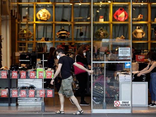 Магазините в Чехия отварят отново след шестмесечно затваряне