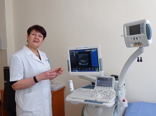 Проф. Русaнка Ковачева показва лазерът, чрез който се намаляват възлите на щитовидната жлеза