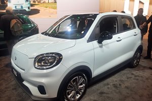 Най-евтината електрическа кола на салона в Париж с 4 места. Leapmotor 03 е китайска, но се произвежда в Полша. Струва около 22 000 евро.