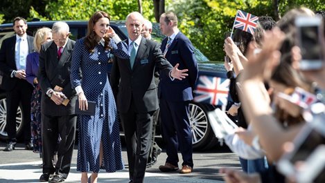 Кейт се появи с рокля, наподобяваща рокля на принцеса Даяна (Снимки)