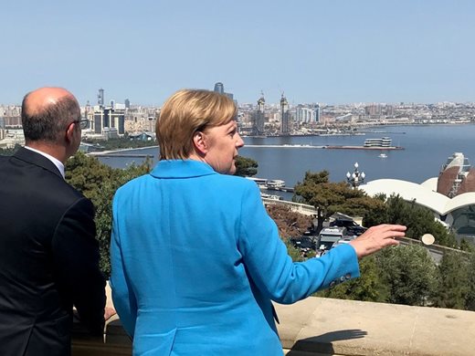 Меркел призова за по-силни икономически връзки с Азербайджан