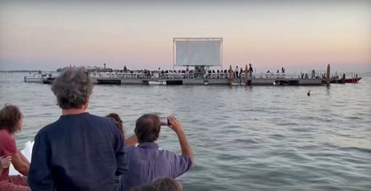 Плаващо кино се появи за фестивала във Венеция