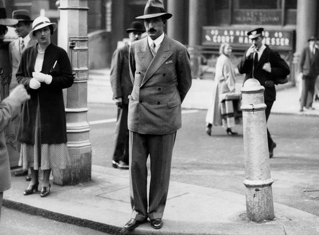 Борис III и царица Йоанна чакат колите да спрат, за да пресекат улица в Лондон през 1933 г.