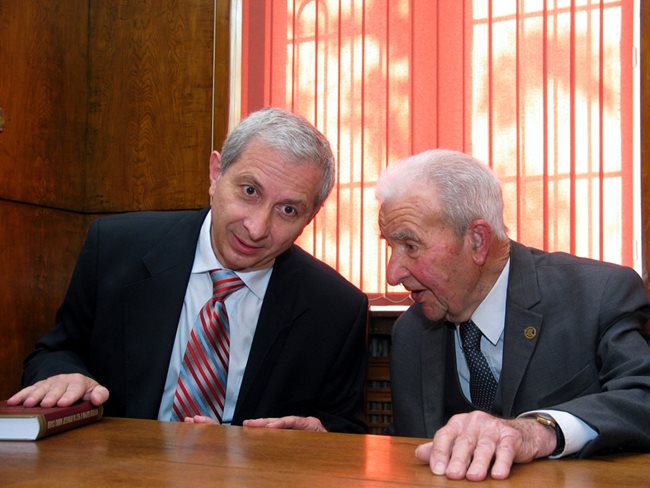 Проф. Огнян Герджиков с проф. Живко Сталев през 2005 г.