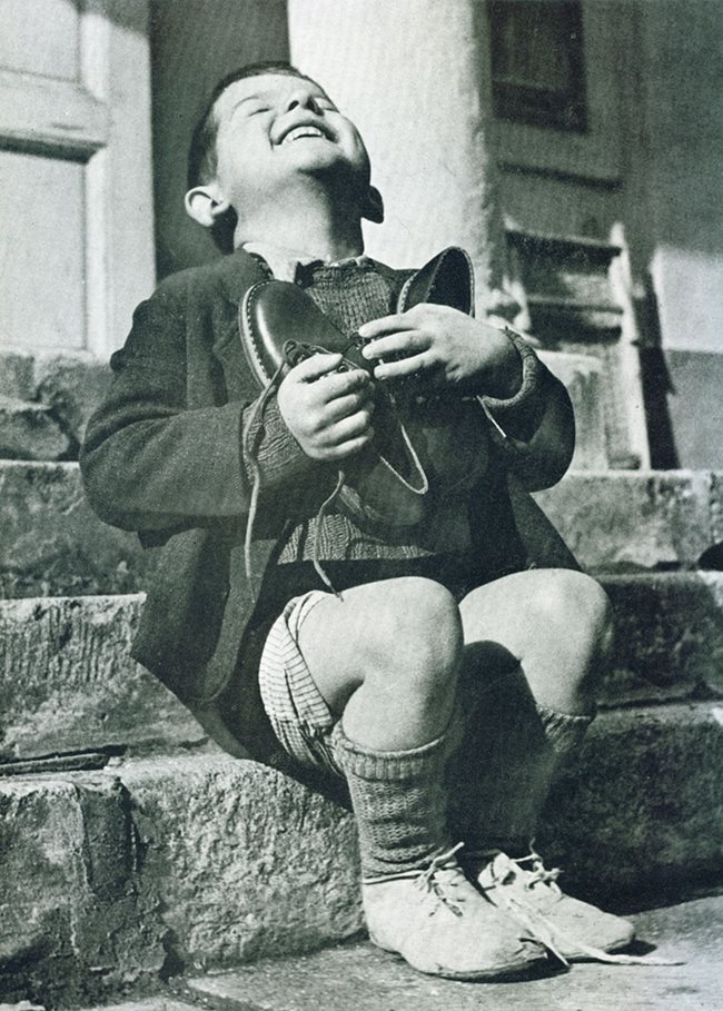 Дете са радва на нови обувки по време на Втората световна война