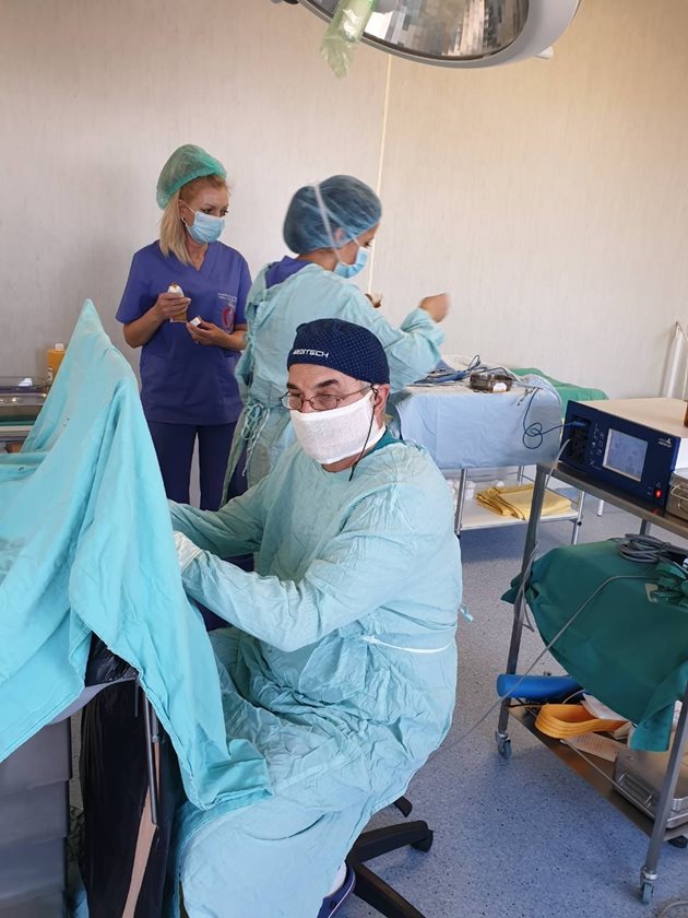 Сложните операции по създаване на нов анус на двете бебета са извършени в клиниката по детска хирургия в Пловдив.