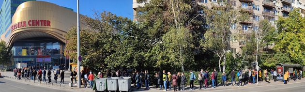 Опашки пред мобилни пунктове за бързи антигенни тестове в София.