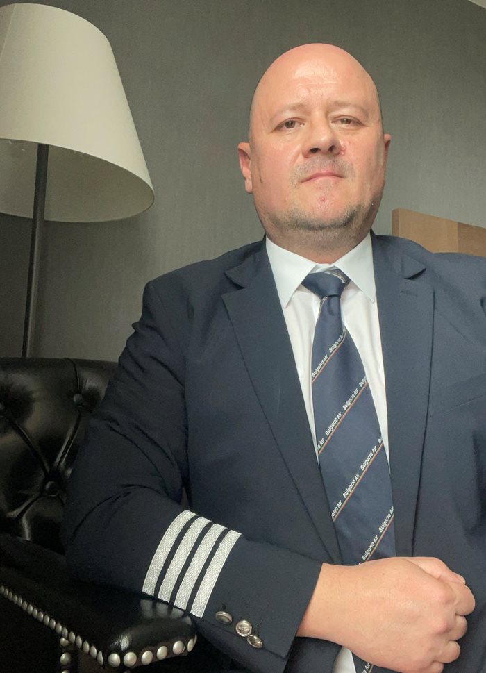 Капитан Павлин Йорданов, командир на Airbus A320 в „България Еър"