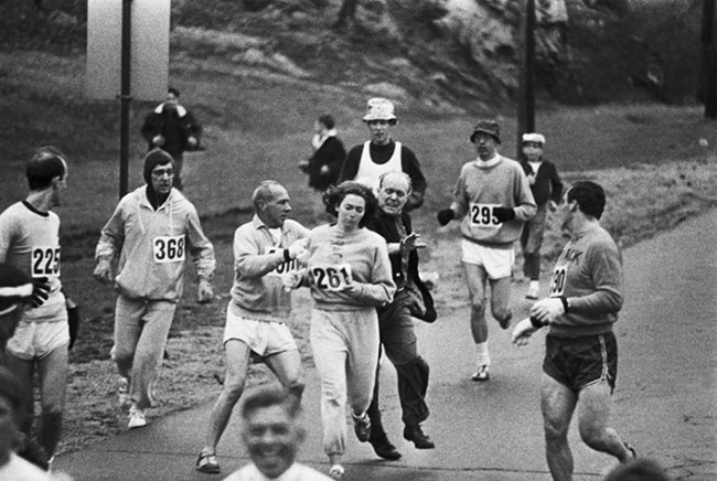 Мъже се опитва да спрат Катрин Суитцер да финишира в Бостънския маратон