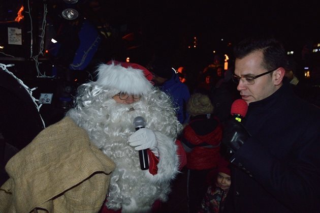 Кметът на община Добрич, Йордан Йорданов, посрещна Дядо Коледа, за да запалят заедно светлините на елхата на града