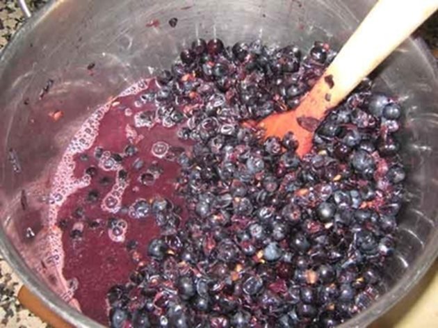 Обикновено грозде или вода се добавят, за да се намали силната захарност на виното
