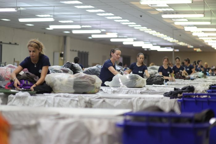 Месечно в сортировъчните цехове на фирмата във Варна се сортират повече от 700 тона дрехи.