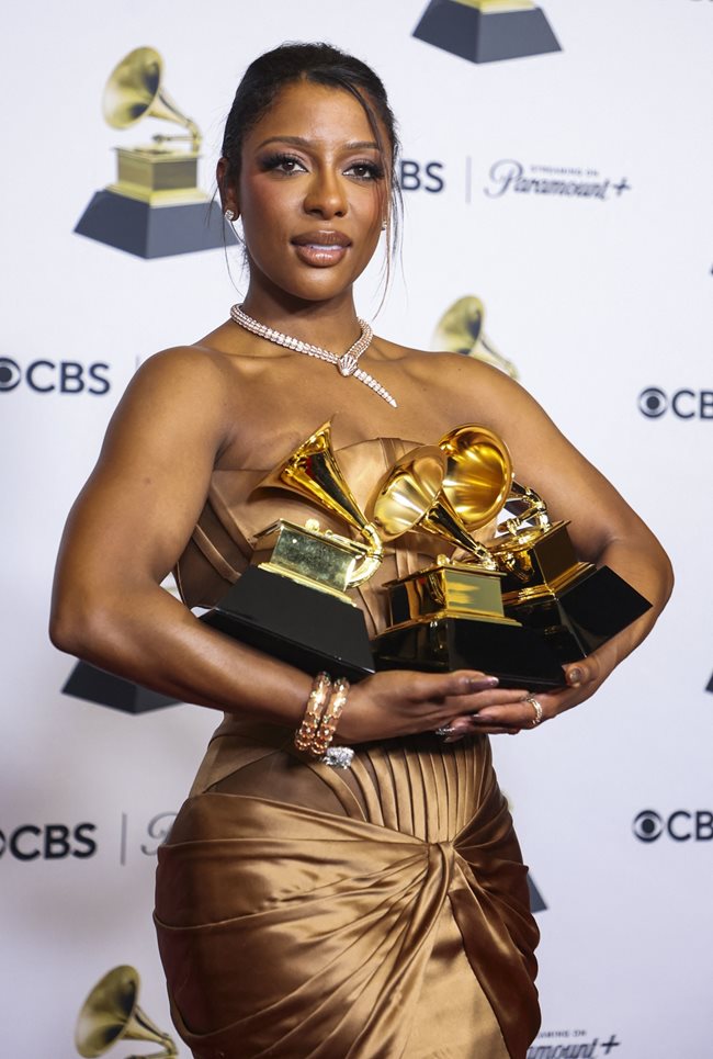 Виктория Моне позира с наградата за най-добър R&B албум и най-добър нов изпълнител.