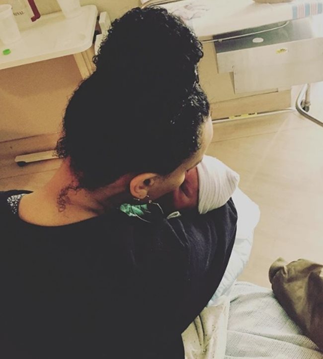 Махершала Али качи снимка на съпругата си Аматус в Инстаграм с бебето в болничната стая. Към фотографията той написа "Бари Наджма Али 22.2.17".