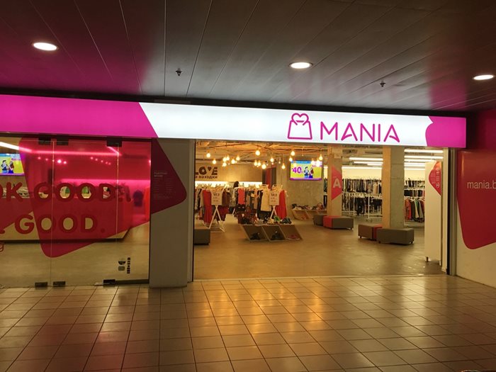 Веригата притежава 40 търговски обекта, като първият магазин "Мания" бе открит през 1996 г. във Варна.