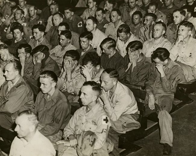 Войници гледат кадри от концентрационни лагери