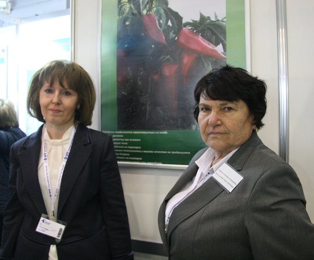 Шефът на Института по зеленчукови култури доц. Даниела Ганева (вляво) и доц. Христина Георгиева представиха новите сортове чушка и домат на мегафорума за агробизнес, храни и напитки, който се проведе в Пловдив