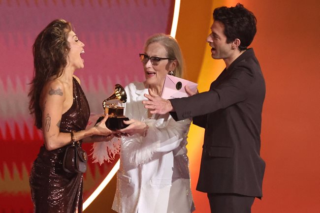 Марк Ронсън и Мерил Стрийп връчват наградата за запис на годината на Майли Сайръс.