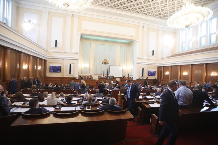 В заседание, продължило в петък над 10 часа, депутатите приеха актуализацията на бюджета.

СНИМКА: НИКОЛАЙ ЛИТОВ