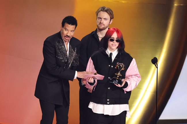 Лайнъл Ричи връчва наградата за песен на годината на Били Айлиш и брат  Финиъс.