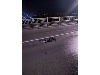 Дунав мост при Русе пропадна, седем коли спукаха гуми в опасна яма (Снимки)