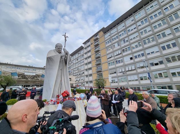 Поклонници се молят всеки ден за здравето на папа Франциск пред болницата „Джемели” в Рим СНИМКА: Виолина Христова