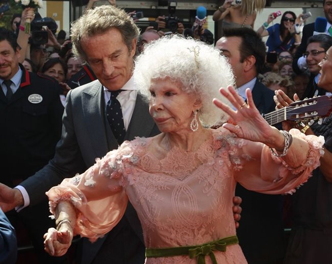 Херцогиня Алба (88 г.) бе най-богатата испанка. В Книгата на рекордите “Гинес” тя фигурира като благородничката с най-много титли - 7 херцогски, 22 графски и 24 маркизки. През 2011 г. предизвика медиен фурор, като се отказа от наследството си, за да се омъжи за 24 години по-младия от нея Алфонсо Диес.