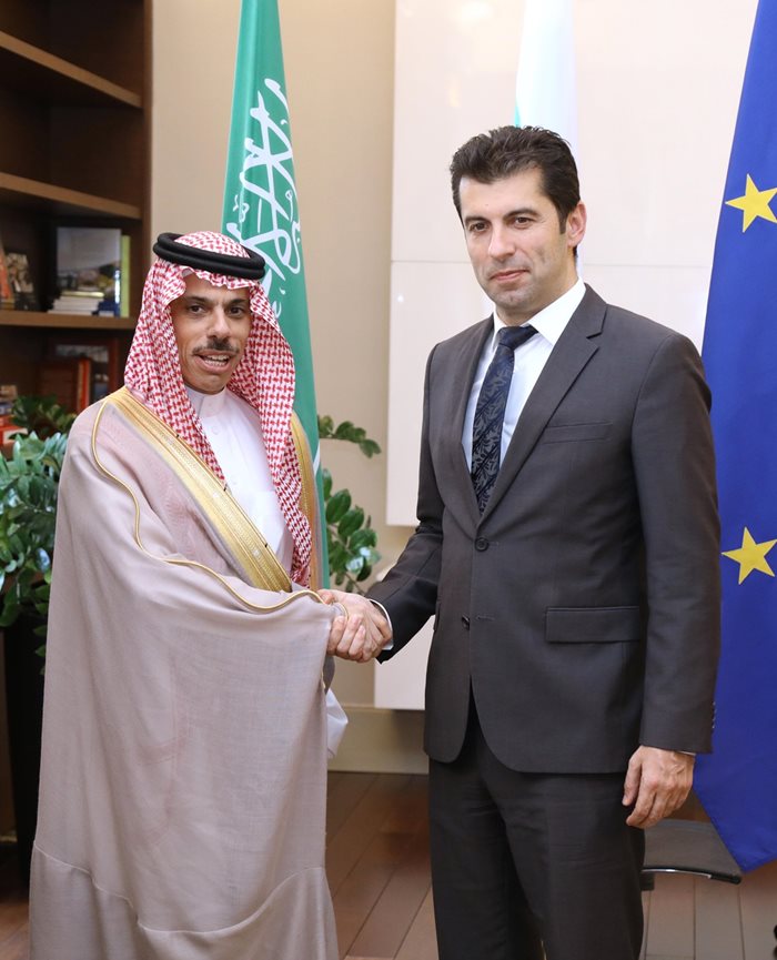 Министър-председателят Кирил Петков проведе среща с министъра на външните работи на Кралство Саудитска Арабия принц Фейсал бин Фархан ал Сауд.
Снимка: МС