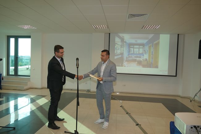 Румен Радушев от "Пощенска банка" даде наградата на читателите на журналиста Слави Ангелов.