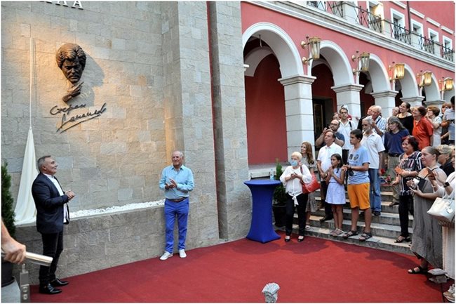 На фасадата на камерната зала в пловдивския театър, която носи името на Стефан Данаилов, бе открит негов барелеф.
