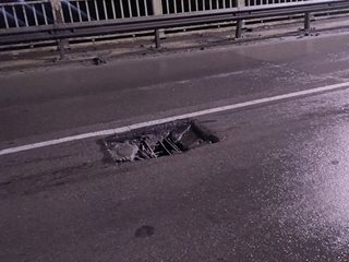 Дунав мост при Русе пропадна, седем коли спукаха гуми в опасна яма (Снимки)