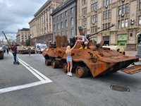 Киев организира изложба с пленени руски танкове (Видео, снимки)