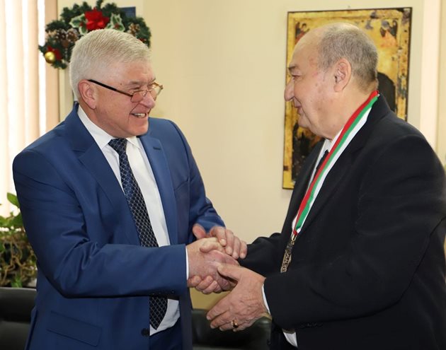 Министър Кирил Ананиев връчи на доц. Левтеров най-високото отличие - “Златен почетен знак на Министерството на здравеопазването – I степен”, и му честити неговата 80-годишнина.