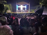 Соня Йончева пя под дъжда във Варна