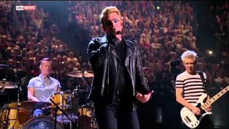U2 написаха песен в памет на жертвите в Париж (видео)