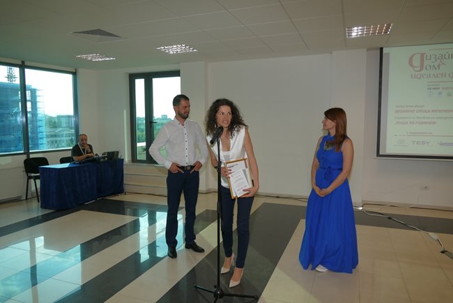 Архитект Ивета Попова (в синята рокля) връчи отличието на LZ architects