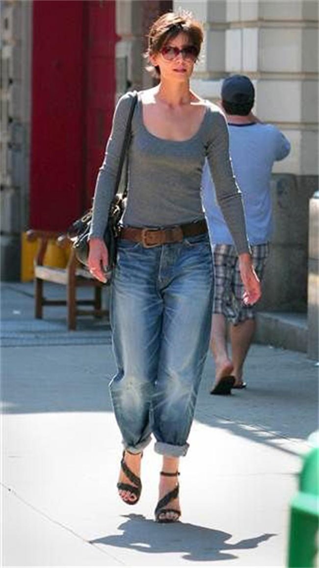 Кейти Холмс първа обу мъжки дънки (тези на тогавашната  й половинка Том Круз) през 2008 г.