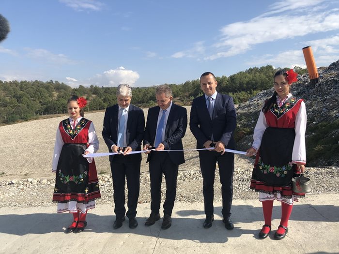 Министърът на околната среда и водите Нено Димов участва в церемония по откриване на Четвърта клетка на регионалното депо за неопасни и инертни отпадъци на община Петрич. Снимки МОСВ