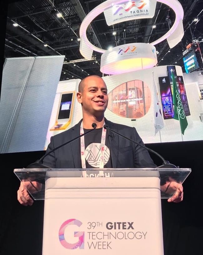 Тук е на световното технологично изложение GITEX в Дубай през 2019 г.